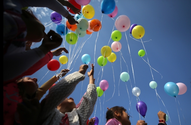Düzce'de 95 kız çocuğu rengarenk dilek balonlarını gökyüzüne bıraktı